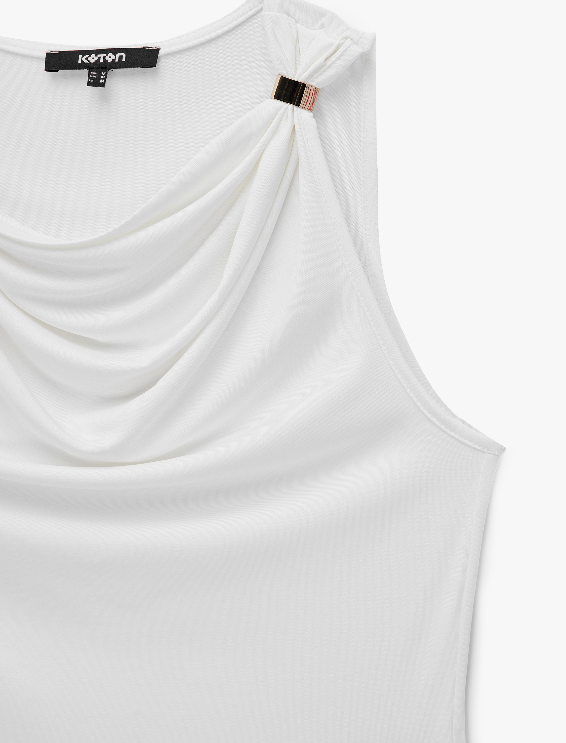   Slim Fit Metal Aksesuarlı Drapeli Viskon Degaje Yaka Kolsuz Bluz