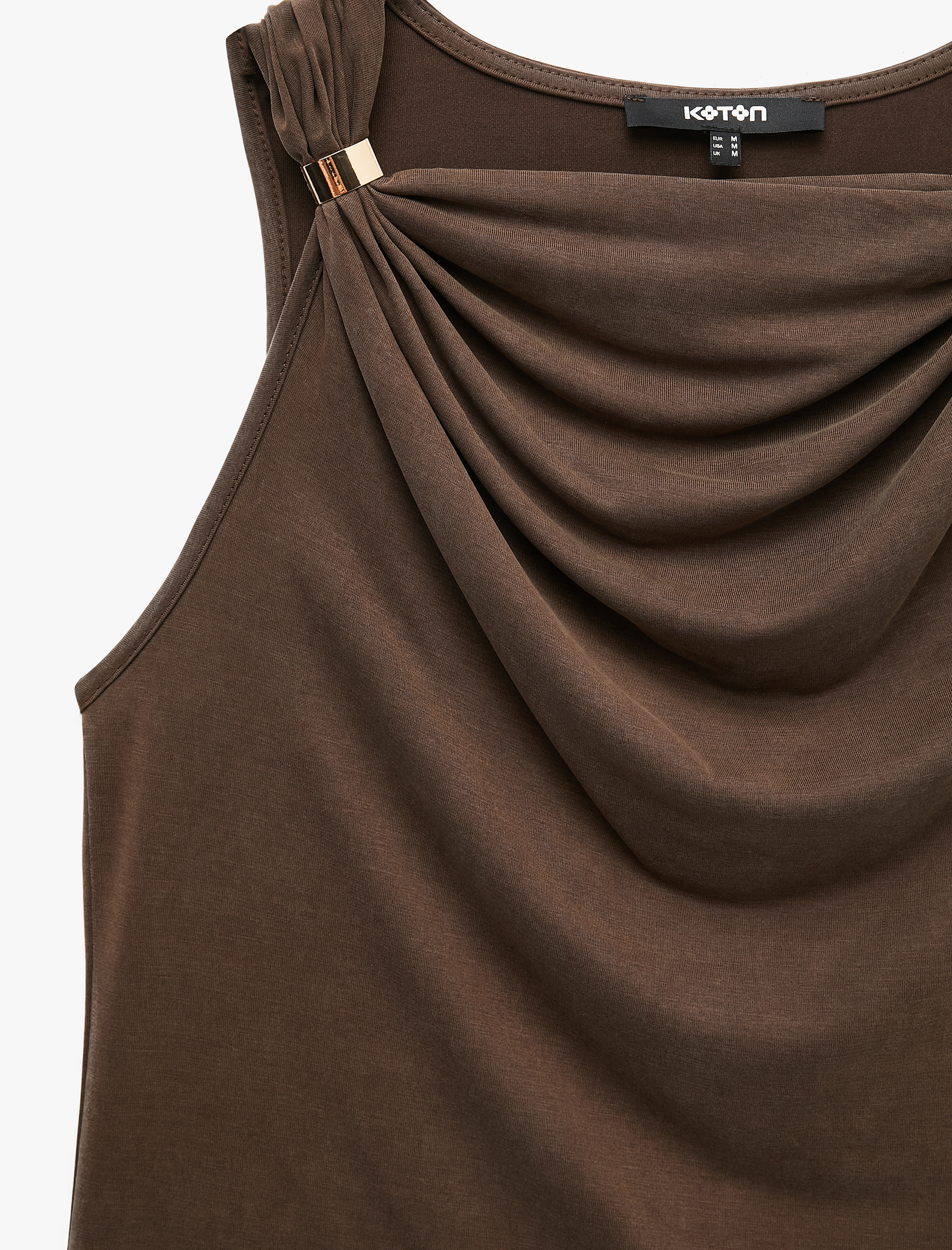   Slim Fit Metal Aksesuarlı Drapeli Viskon Degaje Yaka Kolsuz Bluz