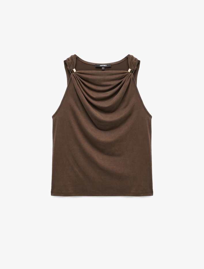  Slim Fit Metal Aksesuarlı Drapeli Viskon Degaje Yaka Kolsuz Bluz