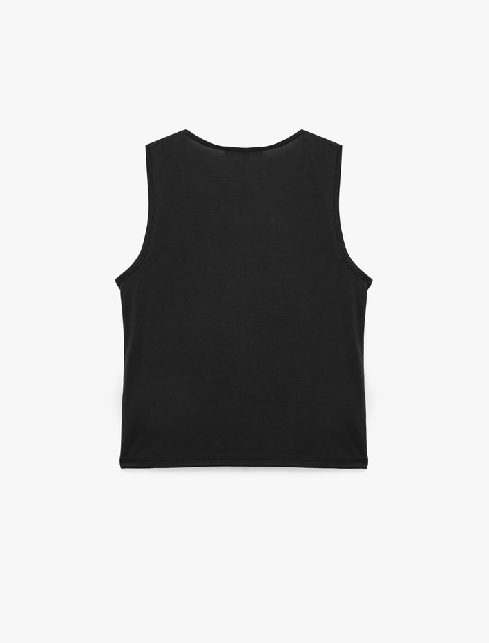  Slim Fit Metal Aksesuarlı Drapeli Viskon Degaje Yaka Kolsuz Bluz