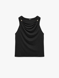 Slim Fit Metal Aksesuarlı Drapeli Viskon Degaje Yaka Kolsuz Bluz