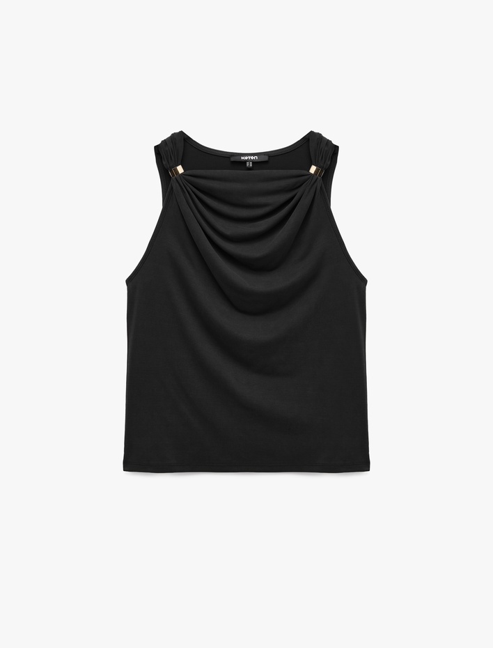  Slim Fit Metal Aksesuarlı Drapeli Viskon Degaje Yaka Kolsuz Bluz