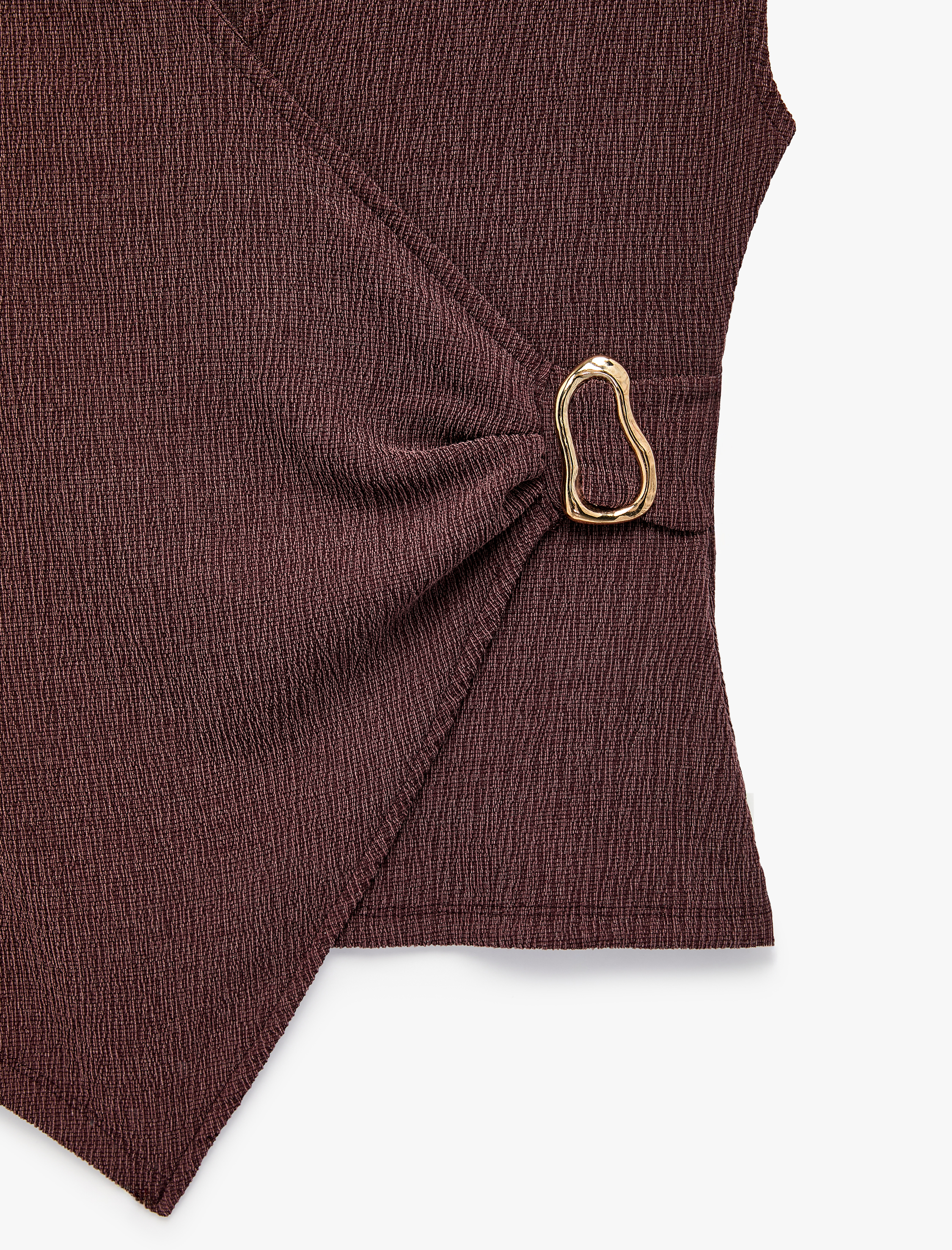   Slim Fit Bürümcük Kumaş Dokulu Metal Aksesuarlı Kruvaze Kolsuz Bluz