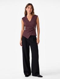 Slim Fit Bürümcük Kumaş Dokulu Metal Aksesuarlı Kruvaze Kolsuz Bluz