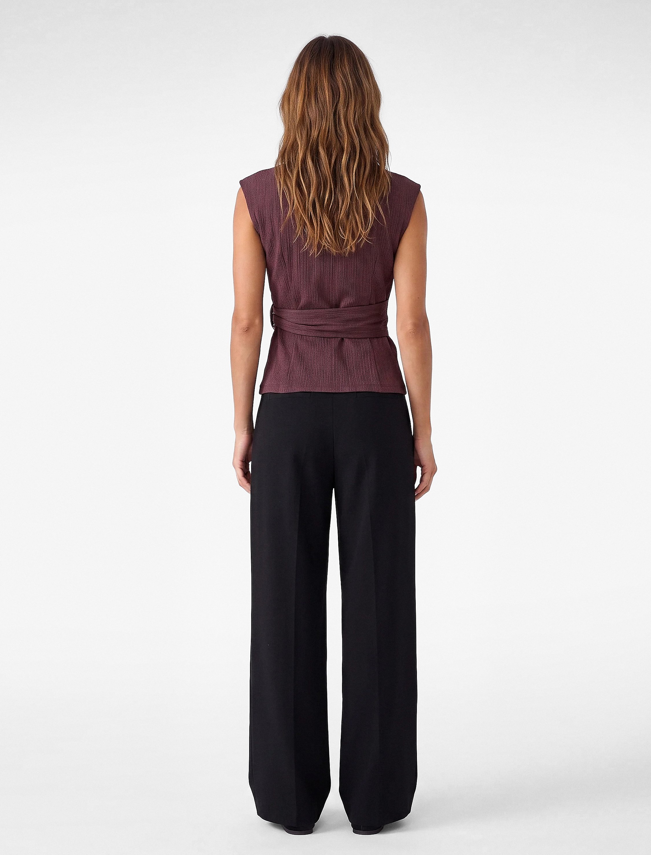  Slim Fit Bürümcük Kumaş Dokulu Metal Aksesuarlı Kruvaze Kolsuz Bluz