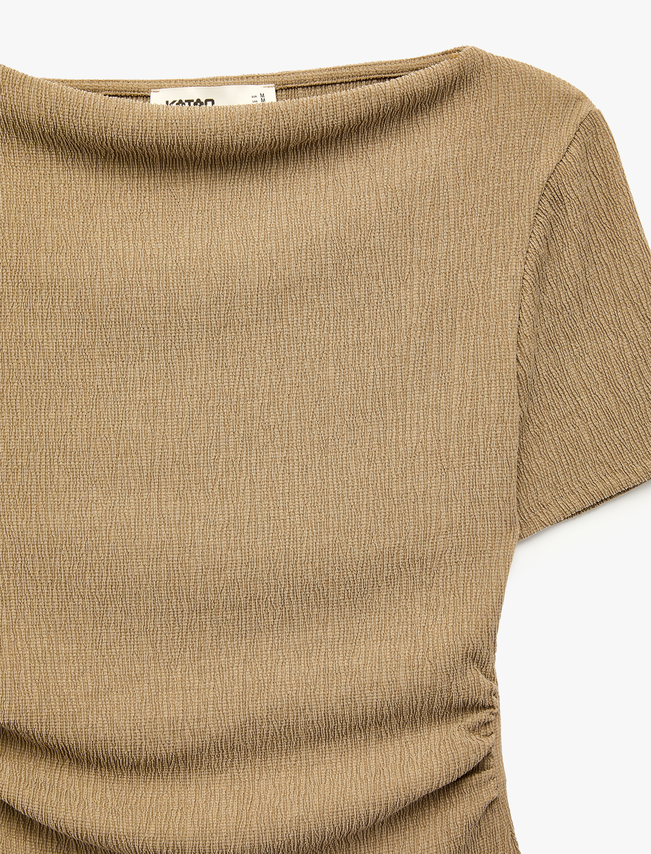   Slim Fit Büzgü Detaylı Bürümcük Kayık Yaka Kısa Kollu Asimetrik Tişört
