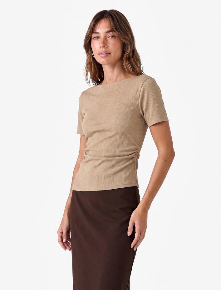 Slim Fit Büzgü Detaylı Bürümcük Kayık Yaka Kısa Kollu Asimetrik Tişört