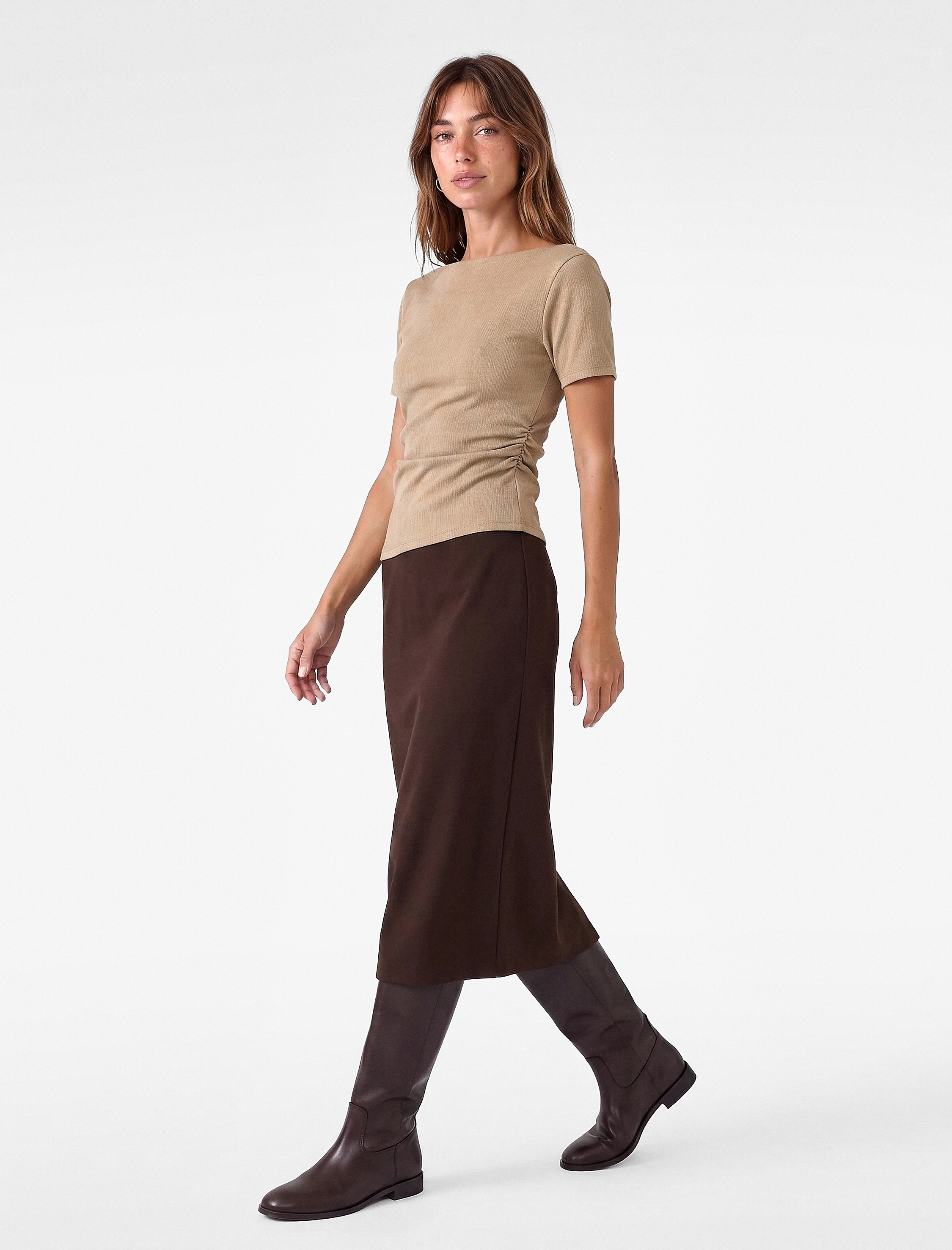   Slim Fit Büzgü Detaylı Bürümcük Kayık Yaka Kısa Kollu Asimetrik Tişört