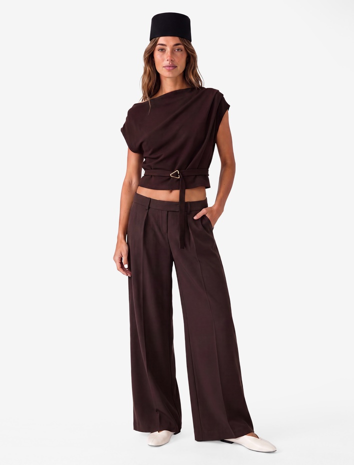 Slim Fit Metal Aksesuarlı Kemerli Asimetrik Degaje Yaka Kolsuz Krep Bluz