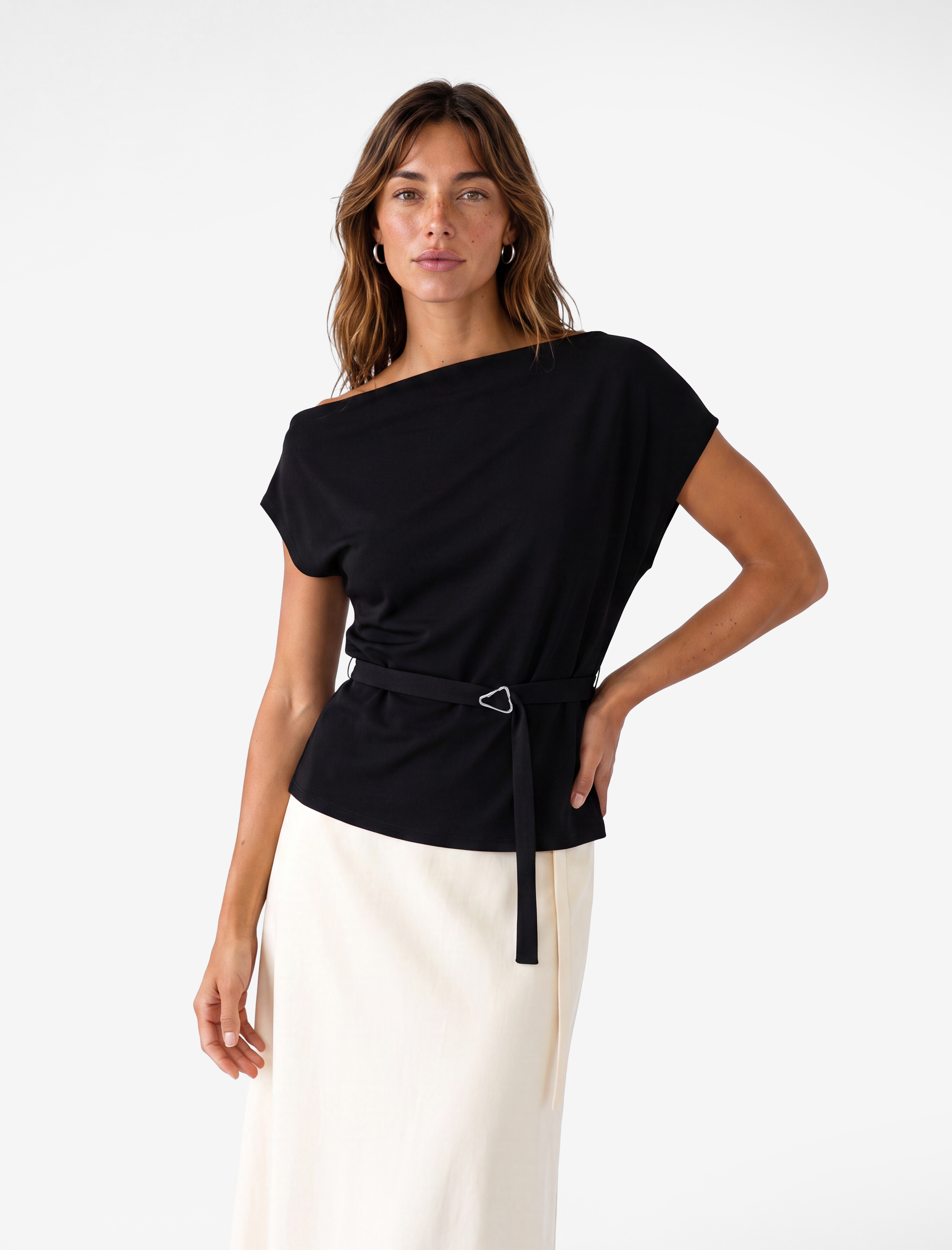   Slim Fit Metal Aksesuarlı Kemerli Asimetrik Degaje Yaka Kolsuz Krep Bluz