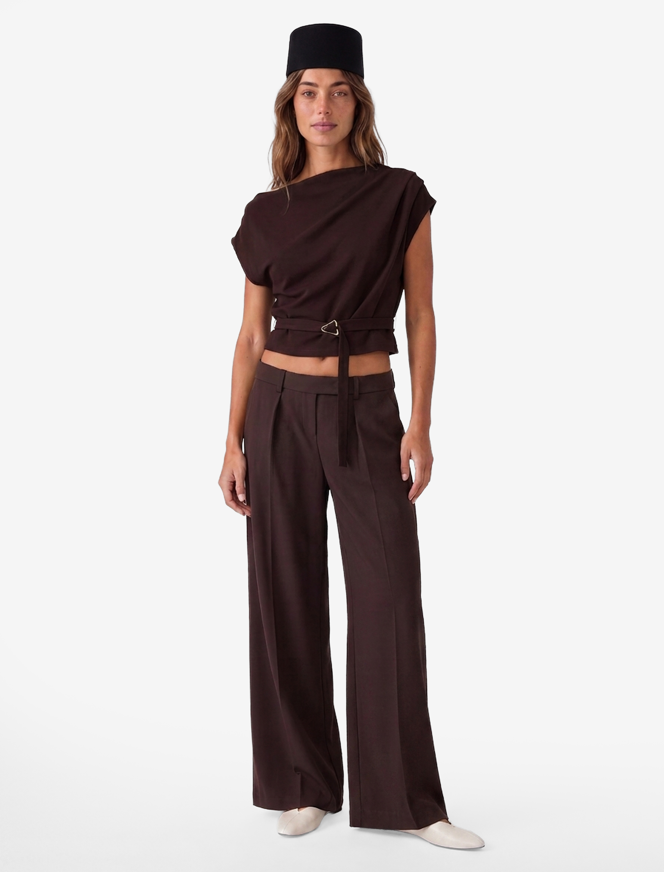   Slim Fit Metal Aksesuarlı Kemerli Asimetrik Degaje Yaka Kolsuz Krep Bluz