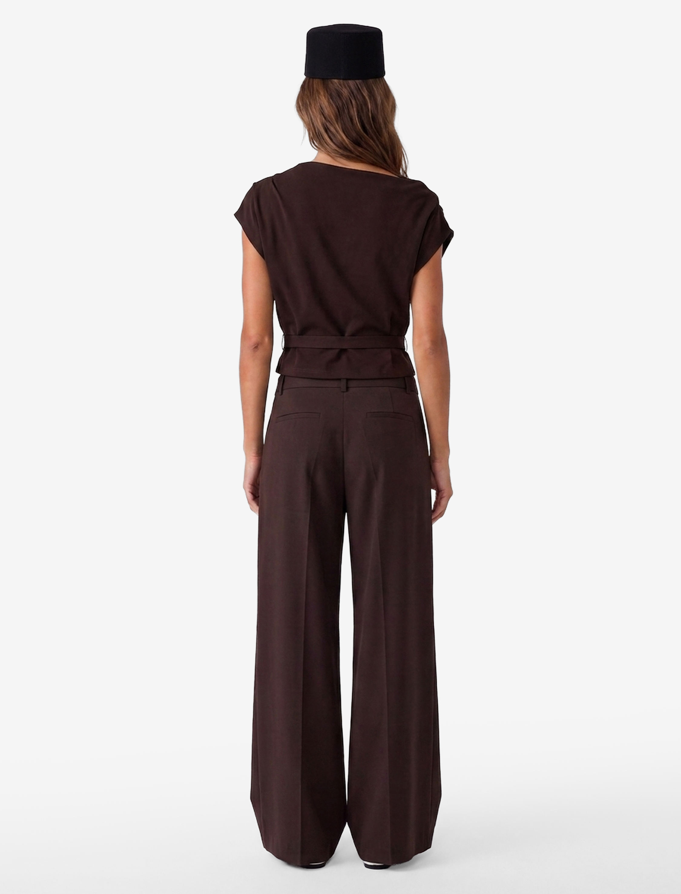  Slim Fit Metal Aksesuarlı Kemerli Asimetrik Degaje Yaka Kolsuz Krep Bluz