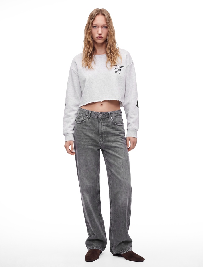  Şardonlu Rahat Kalıp Kayık Yaka Uzun Kollu Baskılı Crop Sweatshirt