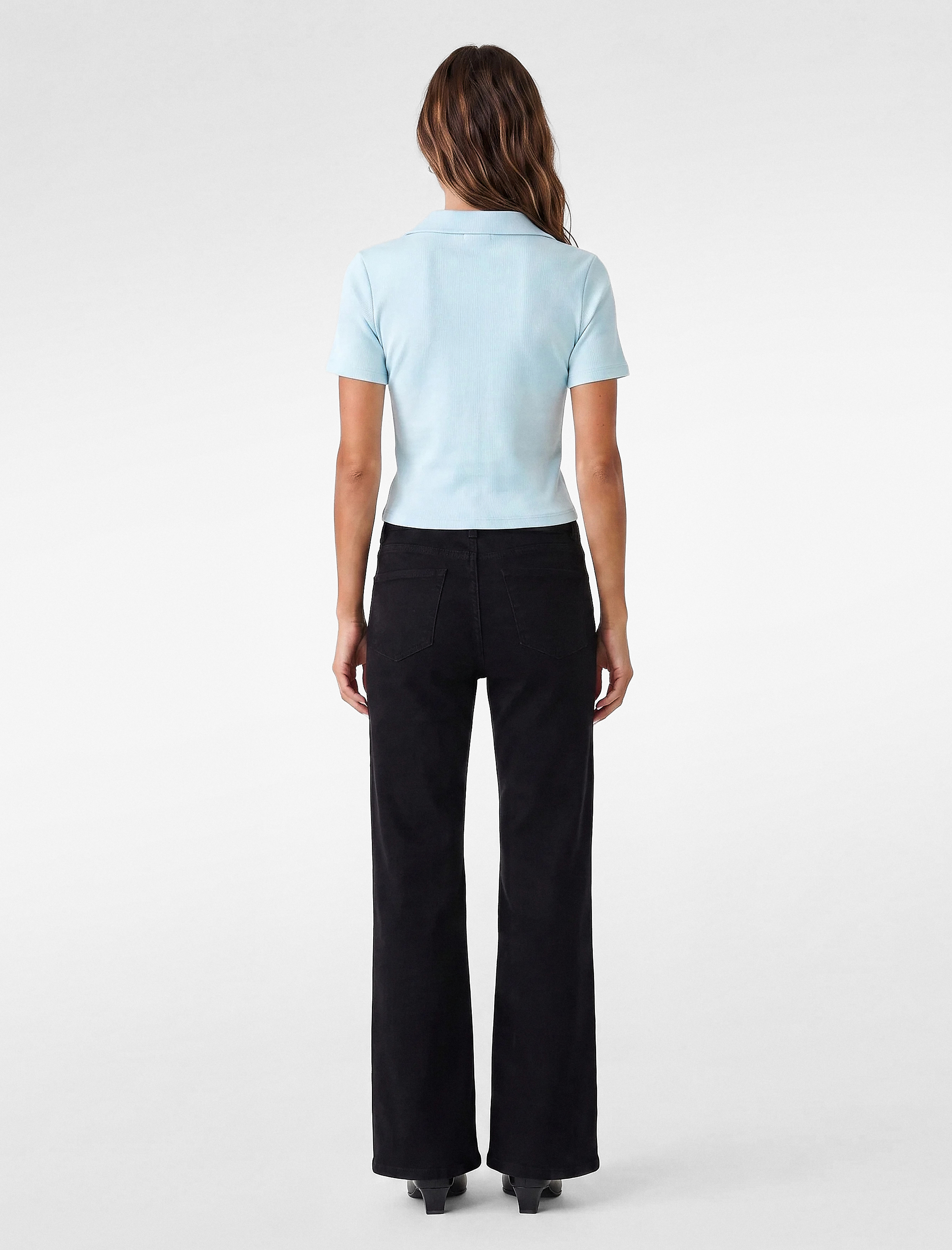   Pamuklu Slim Fit Düğmeli Kalp İşleme Detaylı Polo Yaka Kısa Kollu Fitilli Tişört