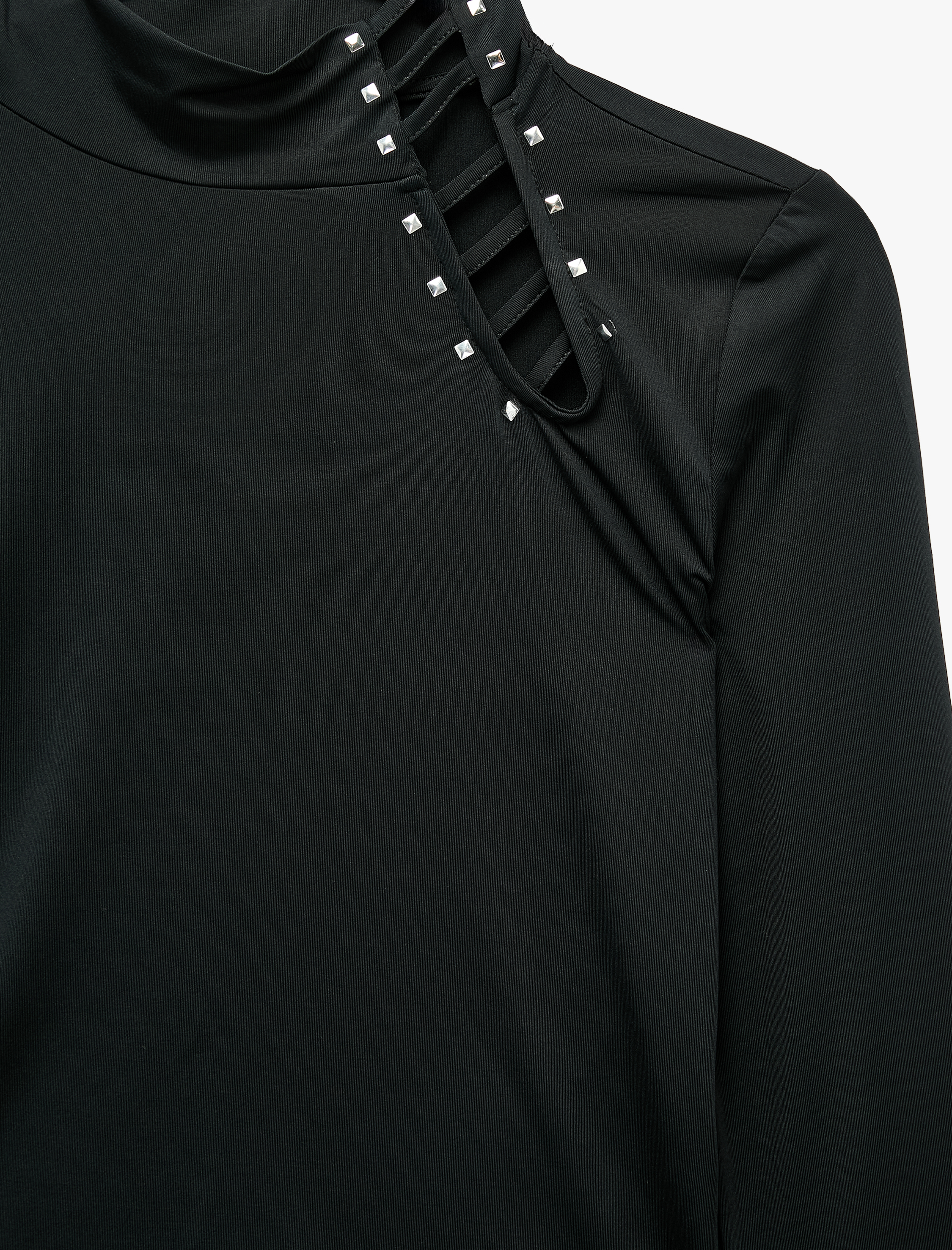   Slim Fit Metal Aksesuarlı Pencere Detaylı Dik Yaka Uzun Kollu Tişört