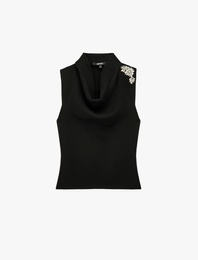 Taş Detaylı Regular Fit Viskon Karışımlı Dik Yaka Kolsuz Triko Bluz
