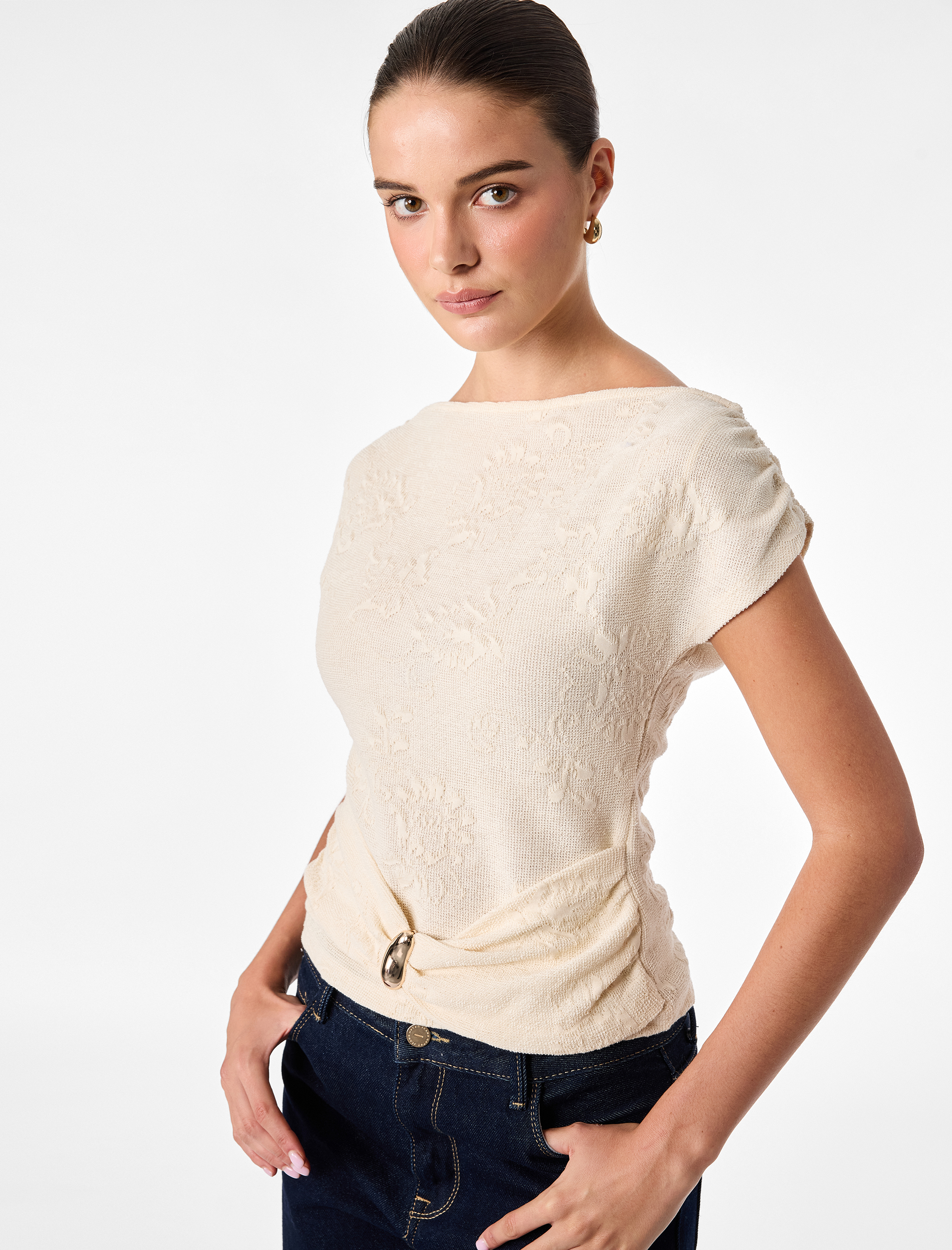   Aksesuarlı Slim Fit Pamuklu Kayık Yaka Kolsuz Floral Dokulu Asimetrik Bluz
