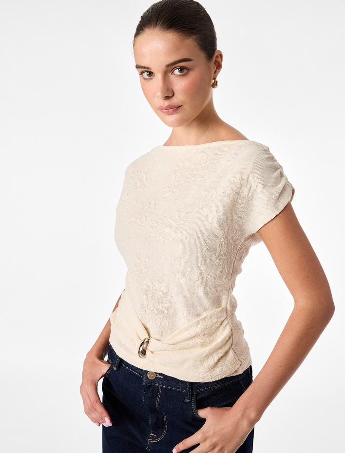 Aksesuarlı Slim Fit Pamuklu Kayık Yaka Kolsuz Floral Dokulu Asimetrik Bluz