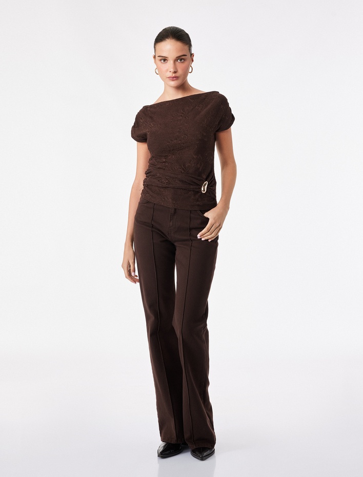  Aksesuarlı Slim Fit Pamuklu Kayık Yaka Kolsuz Floral Dokulu Asimetrik Bluz