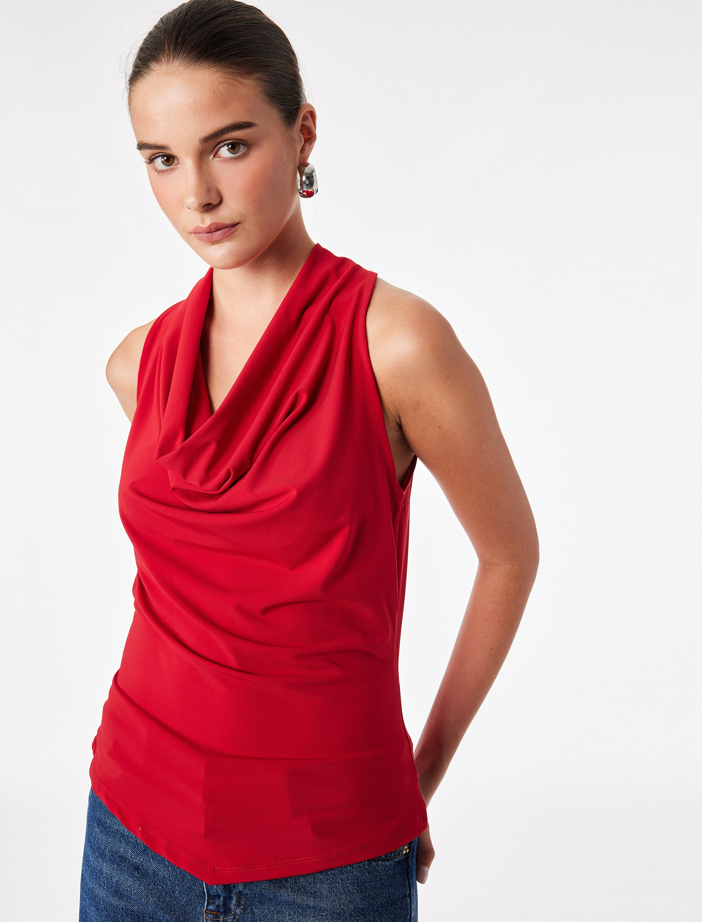   Slim Fit Asimetrik Kolsuz Degaje Yaka Atlet