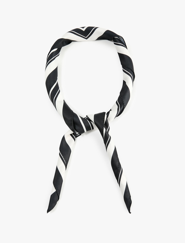 Kadın Puantiye Desenli Kare Saten Fular Bandana
