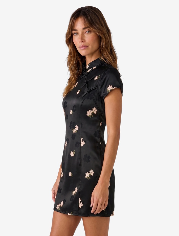  Slim Fit Süs Düğmeli Kap Kol Mandarin Yaka Çiçekli Saten Qipao Mini Elbise