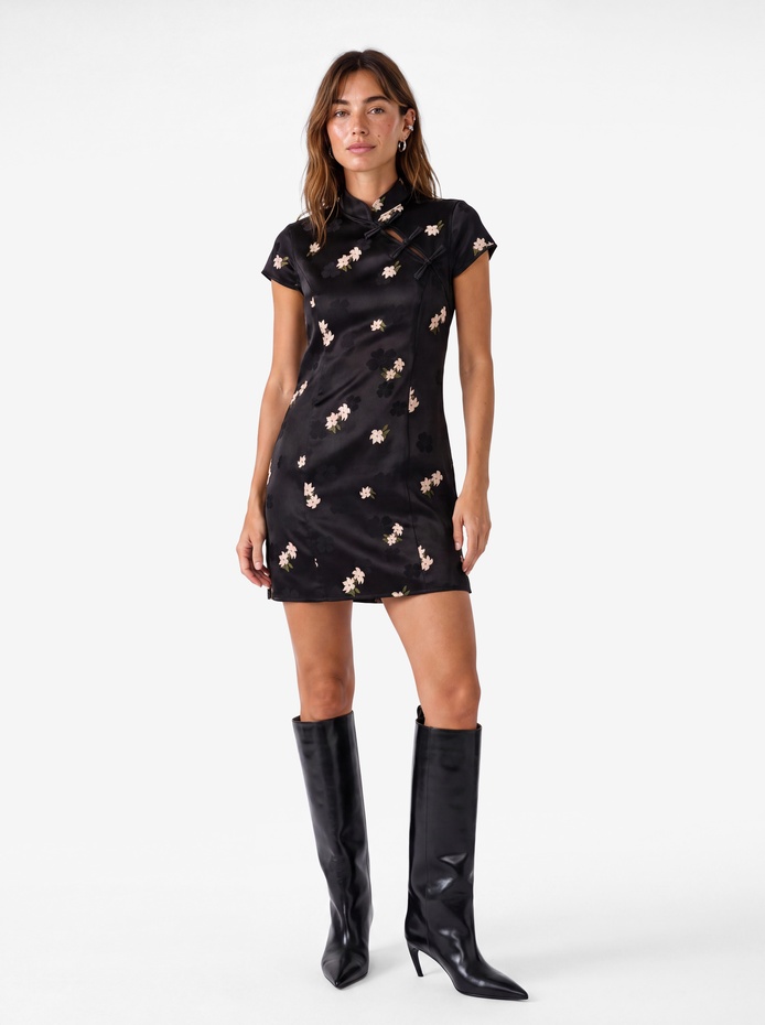  Slim Fit Süs Düğmeli Kap Kol Mandarin Yaka Çiçekli Saten Qipao Mini Elbise