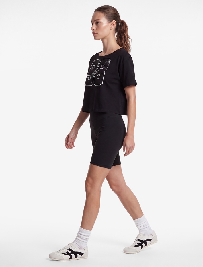  Pamuklu Baskılı Kısa Kollu Kayık Yaka Oversize Spor Tişört