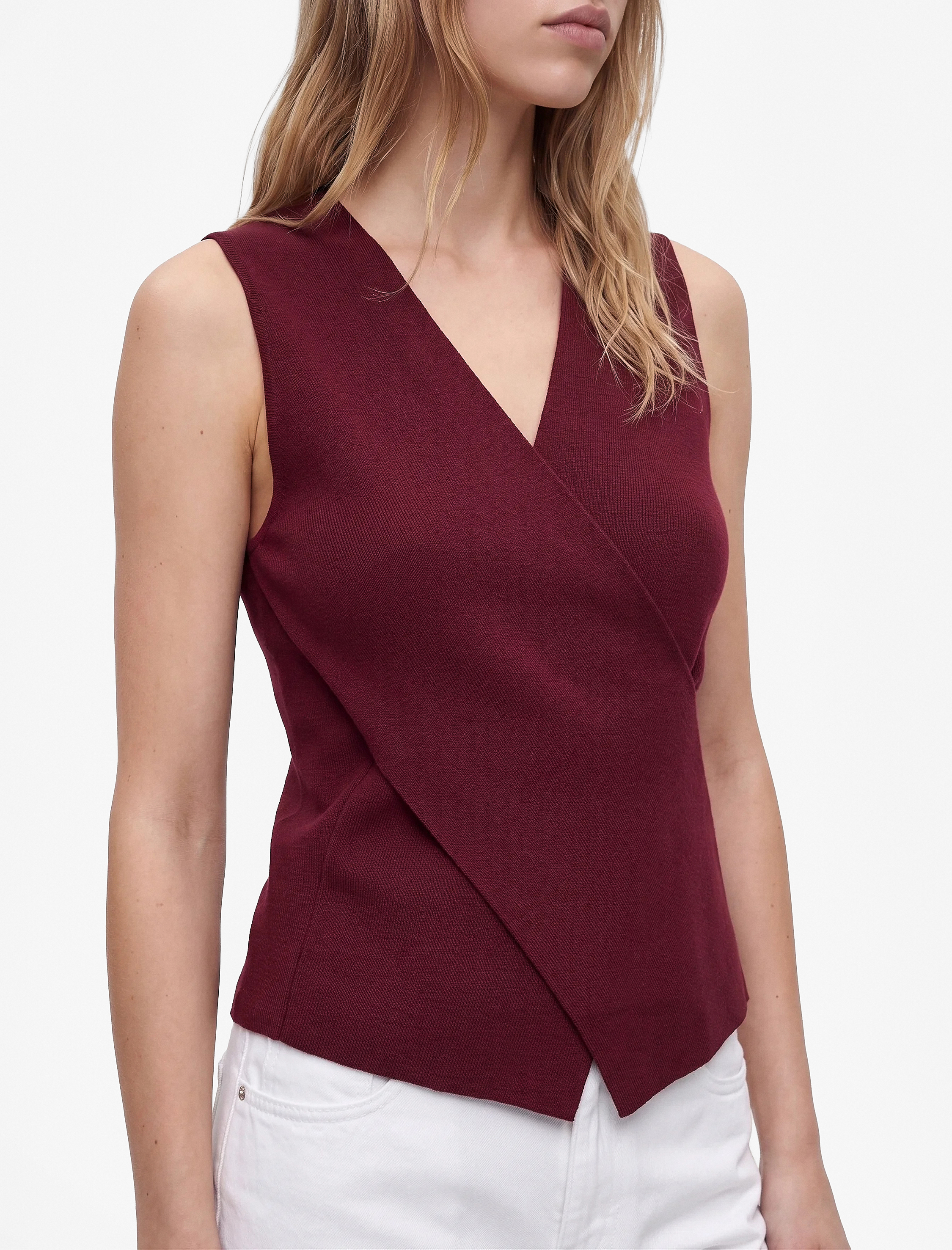   Slim Fit Katlı Kolsuz Viskon Karışımlı V Yaka Bluz