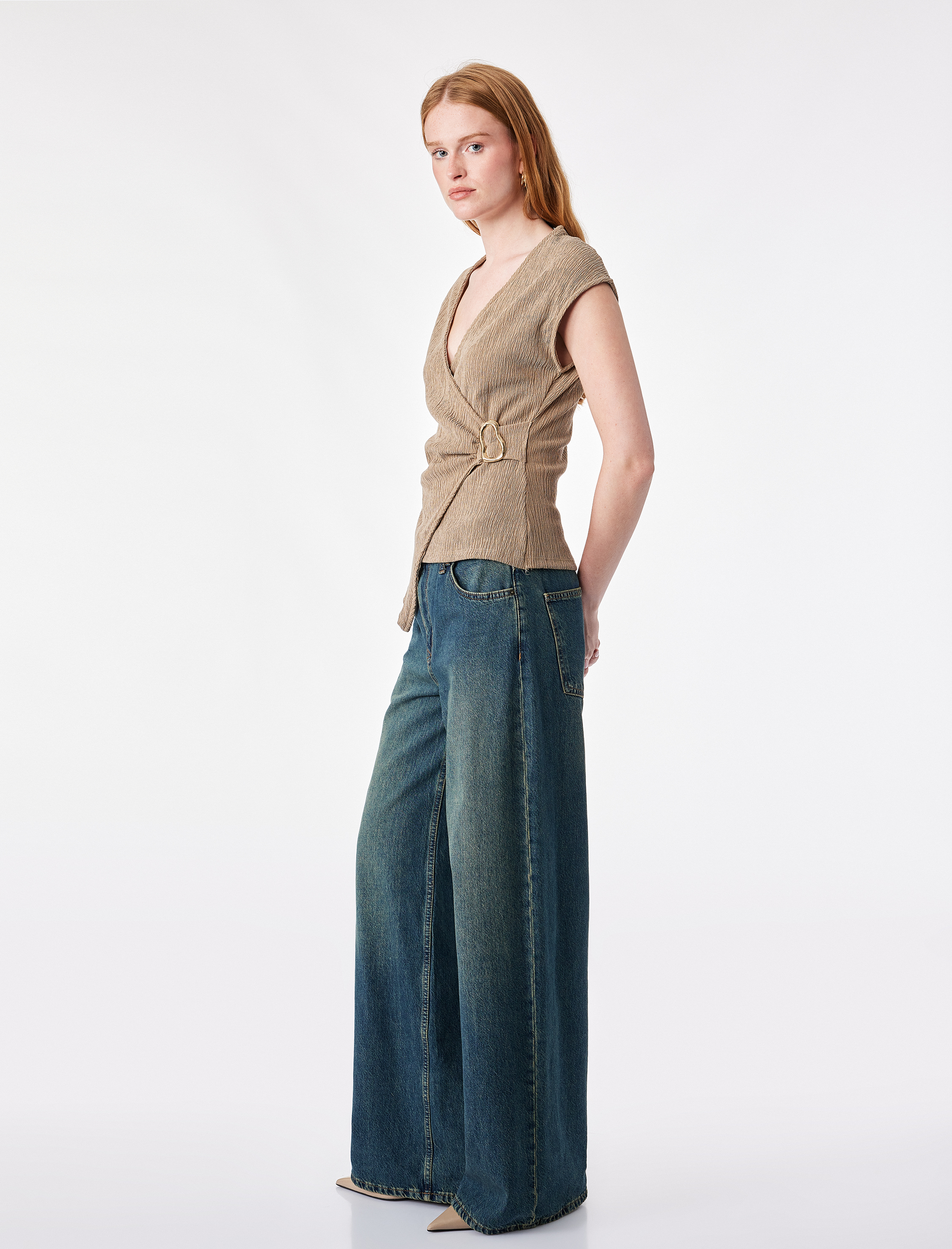   Slim Fit Bürümcük Kumaş Dokulu Metal Aksesuarlı Kruvaze Kolsuz Bluz