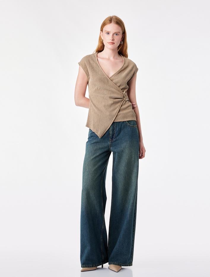  Slim Fit Bürümcük Kumaş Dokulu Metal Aksesuarlı Kruvaze Kolsuz Bluz