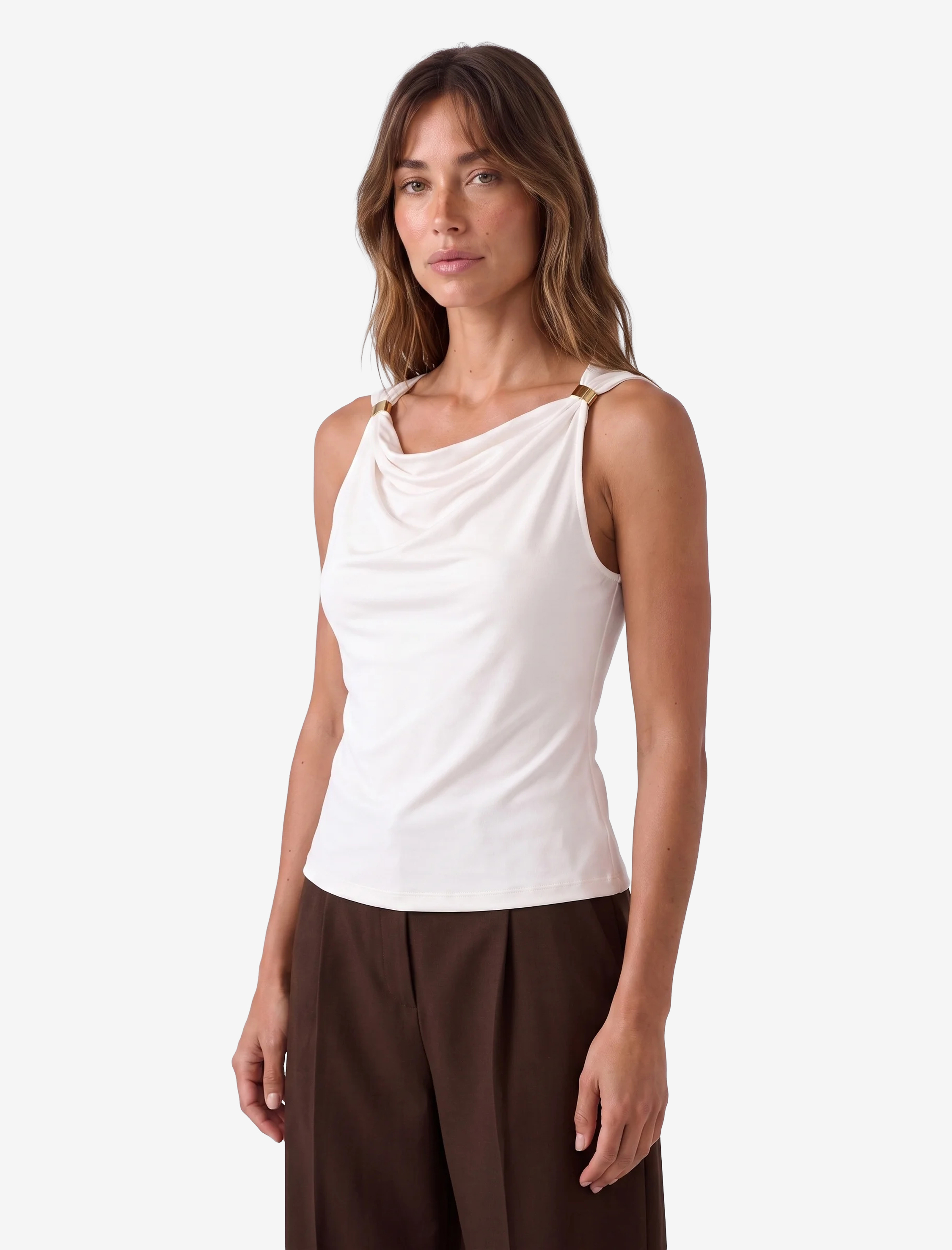   Slim Fit Metal Aksesuarlı Drapeli Viskon Degaje Yaka Kolsuz Bluz