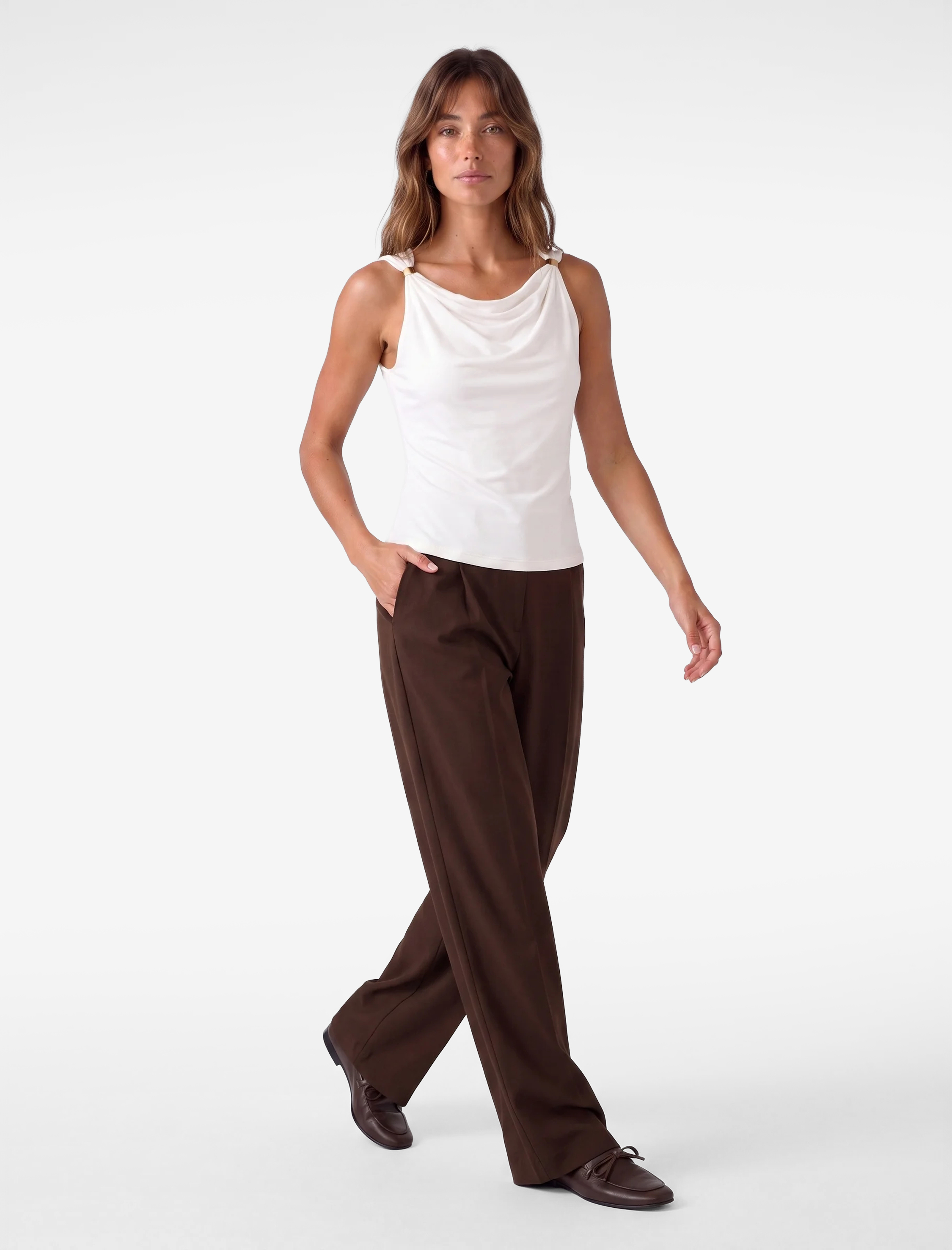   Slim Fit Metal Aksesuarlı Drapeli Viskon Degaje Yaka Kolsuz Bluz
