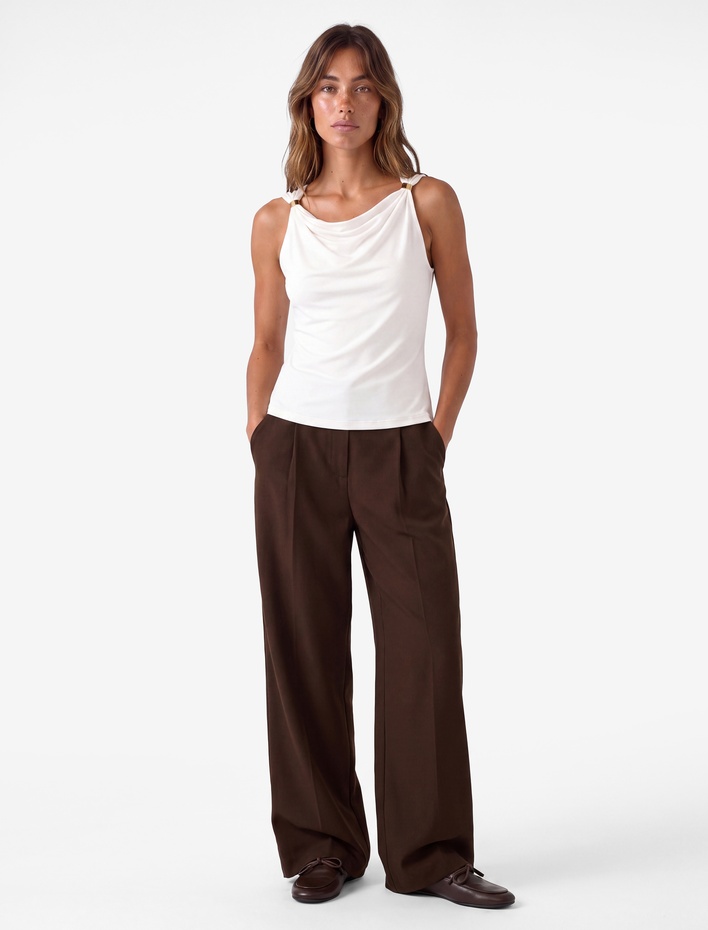  Slim Fit Metal Aksesuarlı Drapeli Viskon Degaje Yaka Kolsuz Bluz
