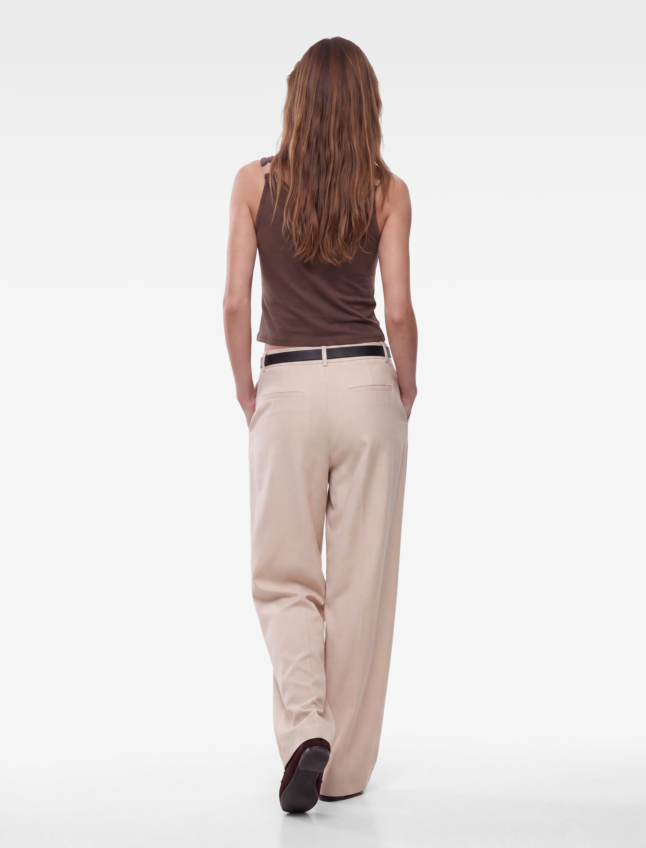 Koton Slim Fit Metal Aksesuarlı Drapeli Viskon Degaje Yaka Kolsuz Bluz görsel 4