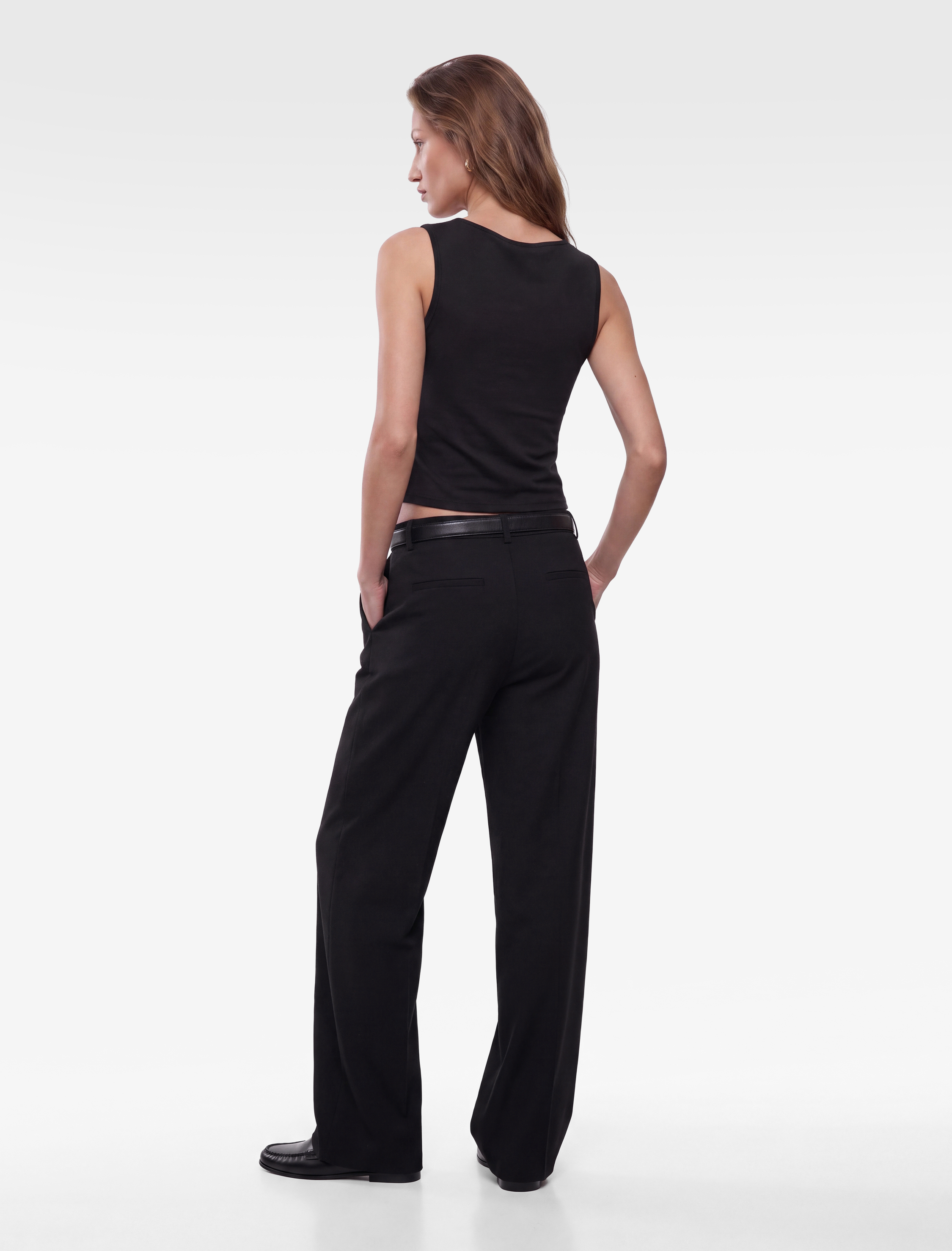 Koton Slim Fit Metal Aksesuarlı Drapeli Viskon Degaje Yaka Kolsuz Bluz görsel 4