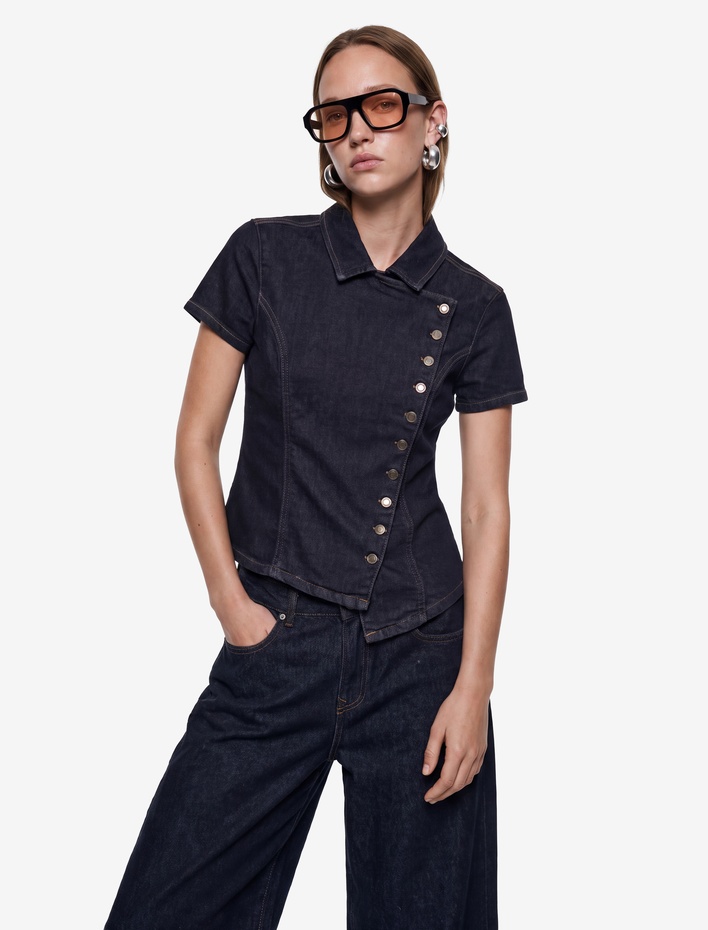  Slim Fit Pamuklu Klasik Yaka Kısa Kollu Asimetrik Kesim Düğmeli Denim Bluz