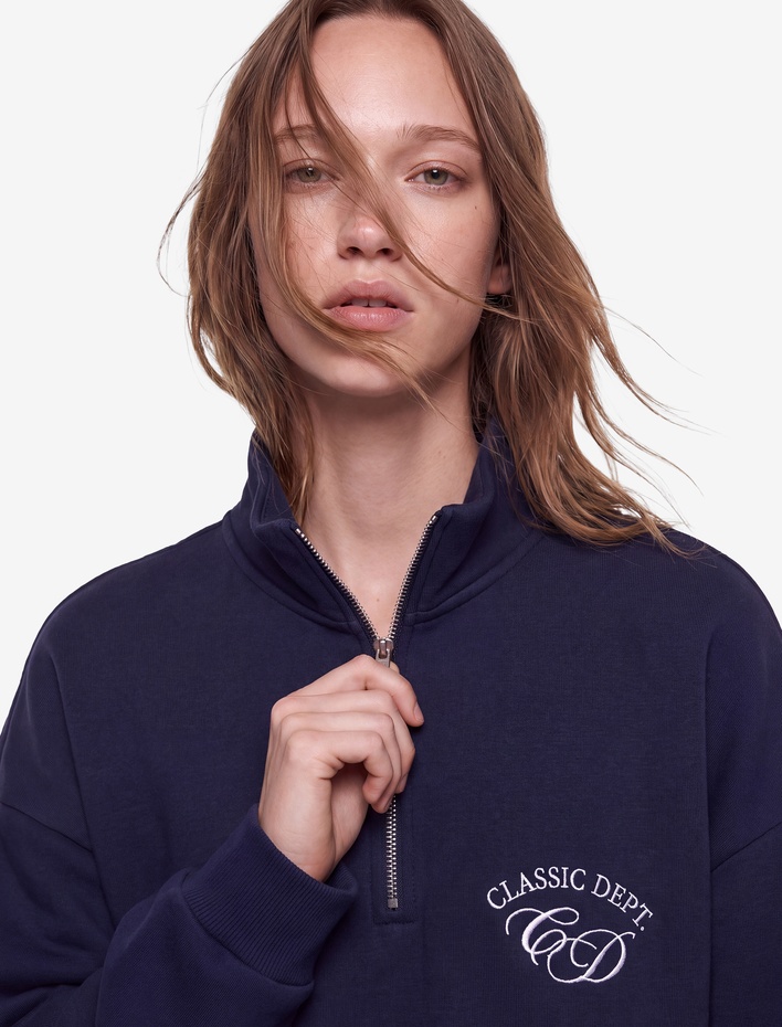  Şardonlu Rahat Kalıp Cep Detaylı Arkası Baskılı Yarım Fermuarlı Sweatshirt