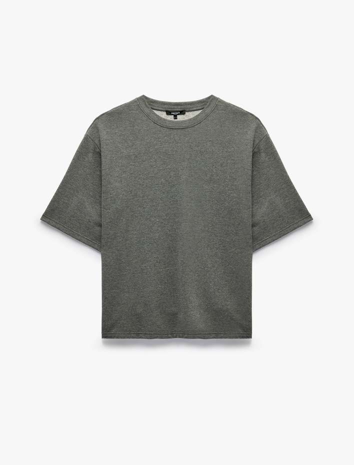  Etiket Detaylı Üç İplik Rahat Kalıp Bisiklet Yaka Kısa Kollu Sweatshirt