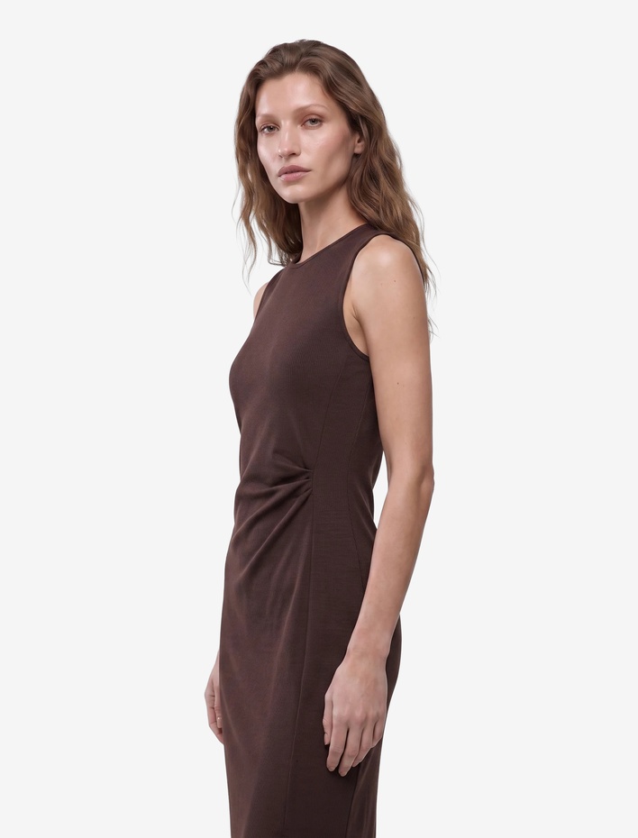  Slim Fit Bisiklet Yaka Yırtmaçlı Drape Detaylı Kolsuz Midi Elbise