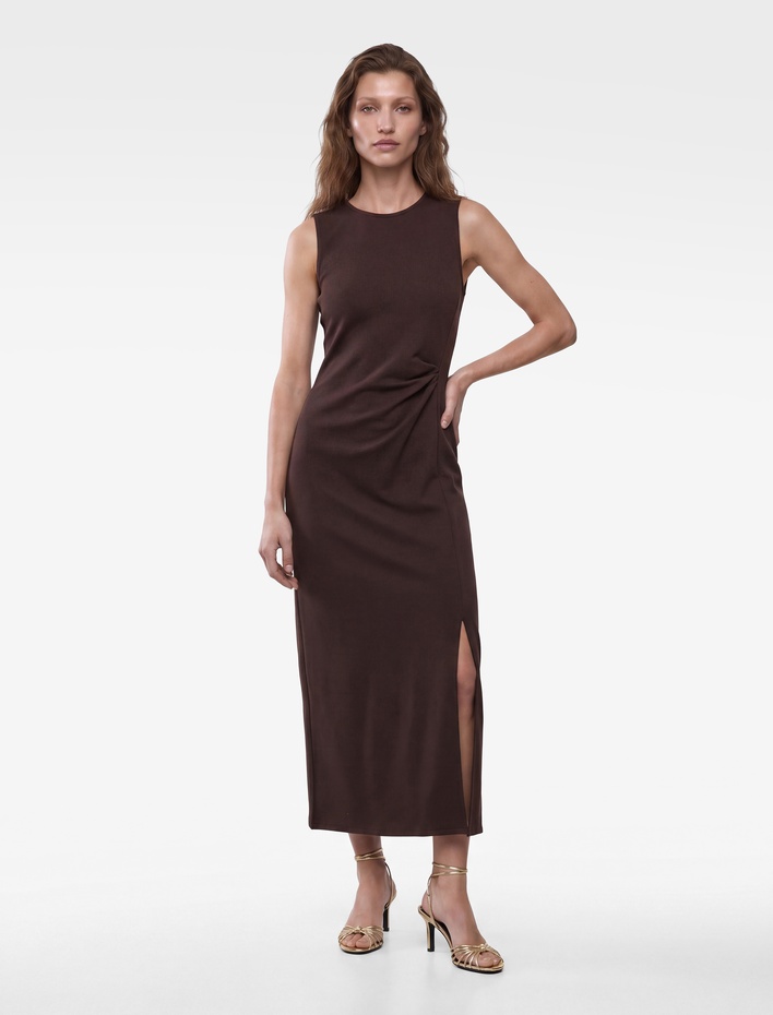  Slim Fit Bisiklet Yaka Yırtmaçlı Drape Detaylı Kolsuz Midi Elbise