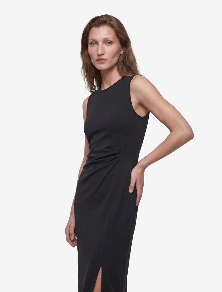  Slim Fit Bisiklet Yaka Yırtmaçlı Drape Detaylı Kolsuz Midi Elbise