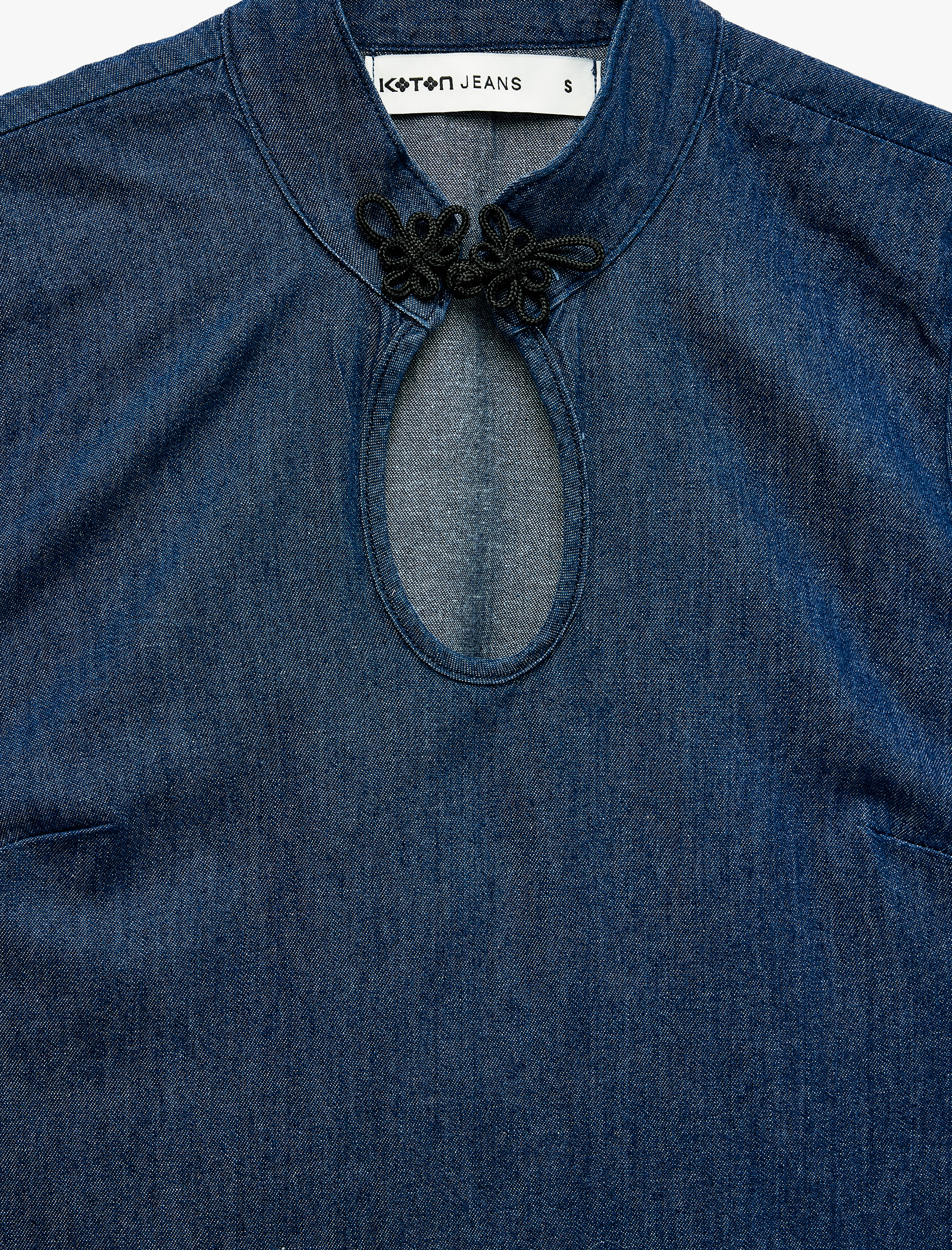   Damla Pencere Detaylı Süslü Düğmeli Kapama Dik Yaka Kısa Kollu Denim Bluz