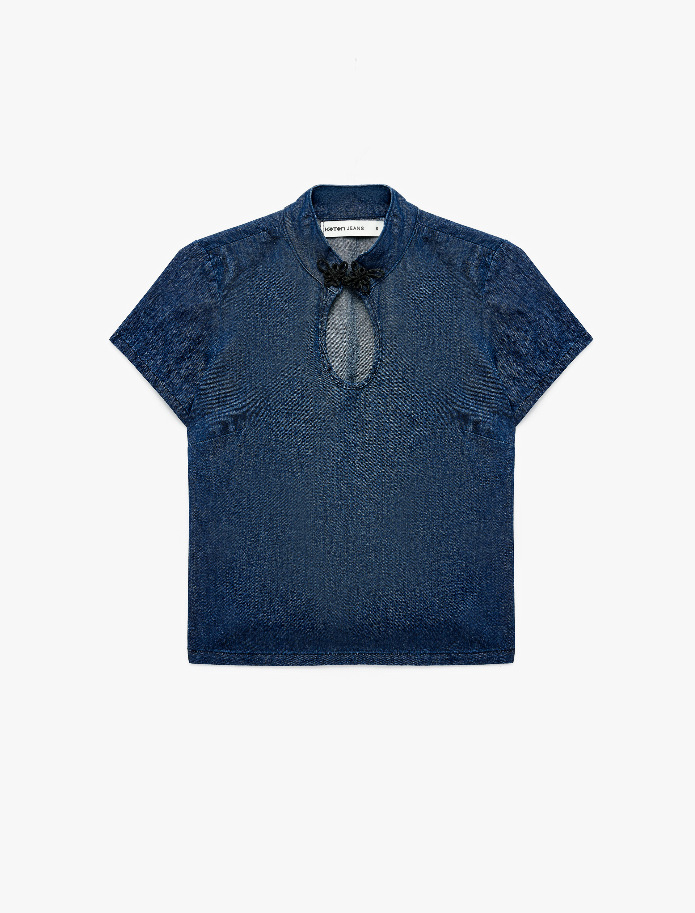   Damla Pencere Detaylı Süslü Düğmeli Kapama Dik Yaka Kısa Kollu Denim Bluz