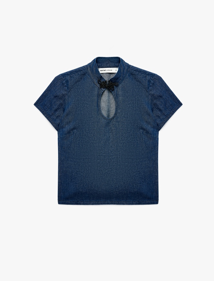  Damla Pencere Detaylı Süslü Düğmeli Kapama Dik Yaka Kısa Kollu Denim Bluz