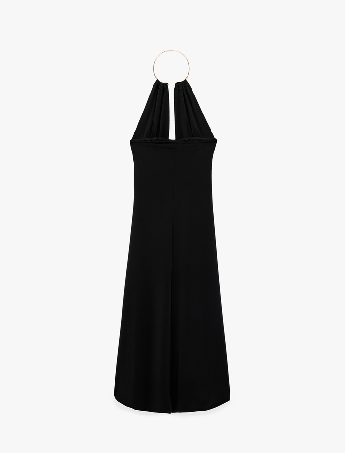  Slim Fit Sırt Dekolteli Metal Halka Detaylı Kolye Halter Yaka Uzun Elbise