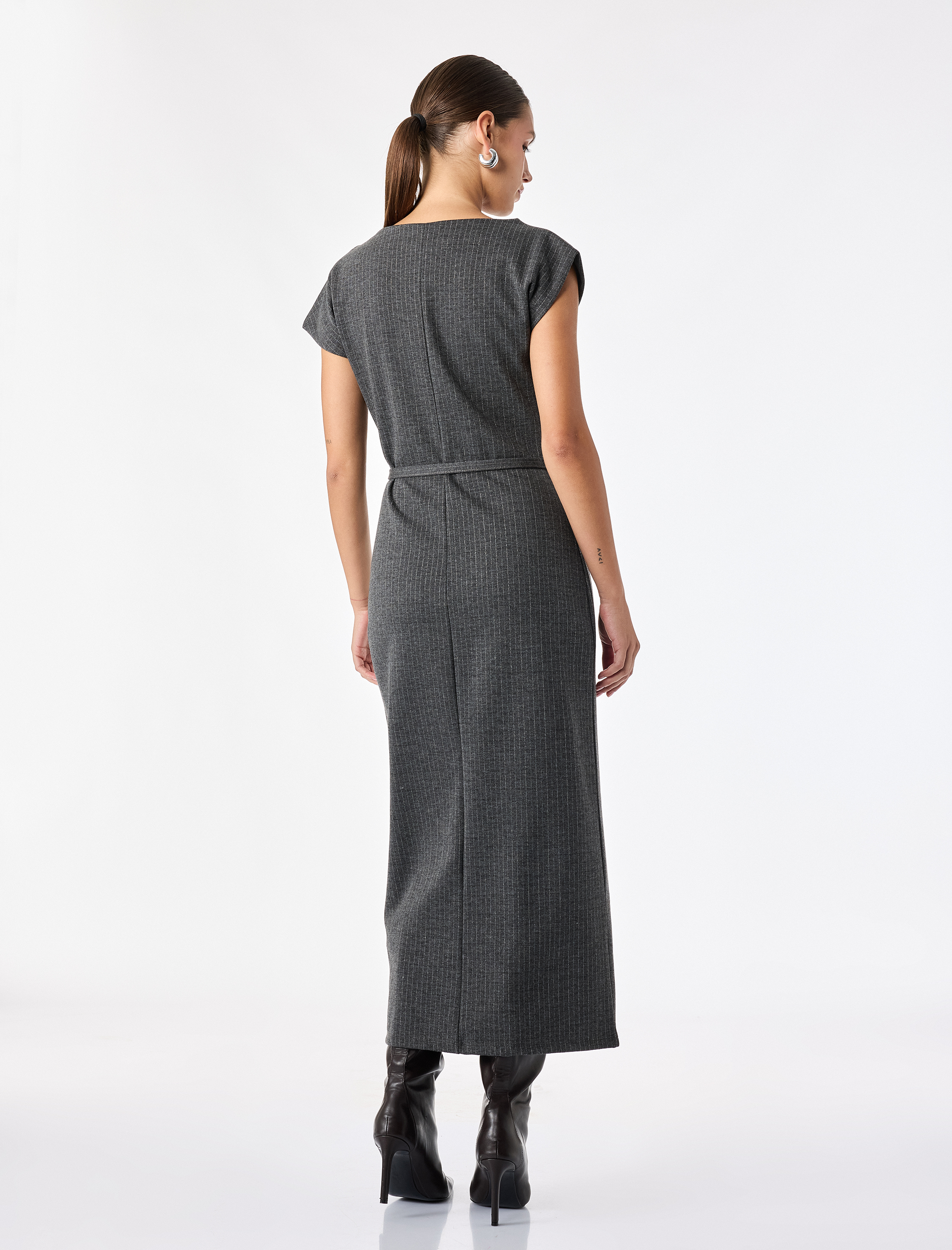 Koton Kolsuz Balık Form Slim Fit Çizgili Asimetrik Degaje Yaka Kemerli Midi Elbise görsel 3