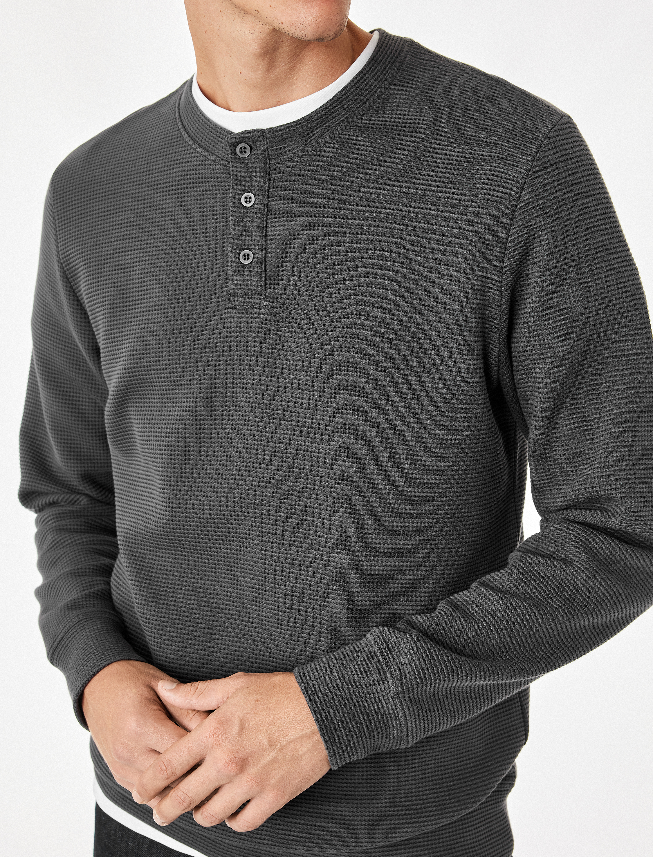 Koton Uzun Kollu Pamuklu Waffle Dokulu Henley Yaka Sweatshirt görsel 5