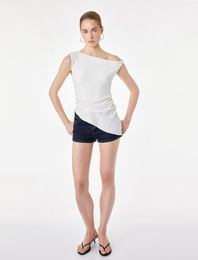Slim Fit Asimetrik Kesim Omzu Açık Bürümcük Kumaş Kolsuz Bluz