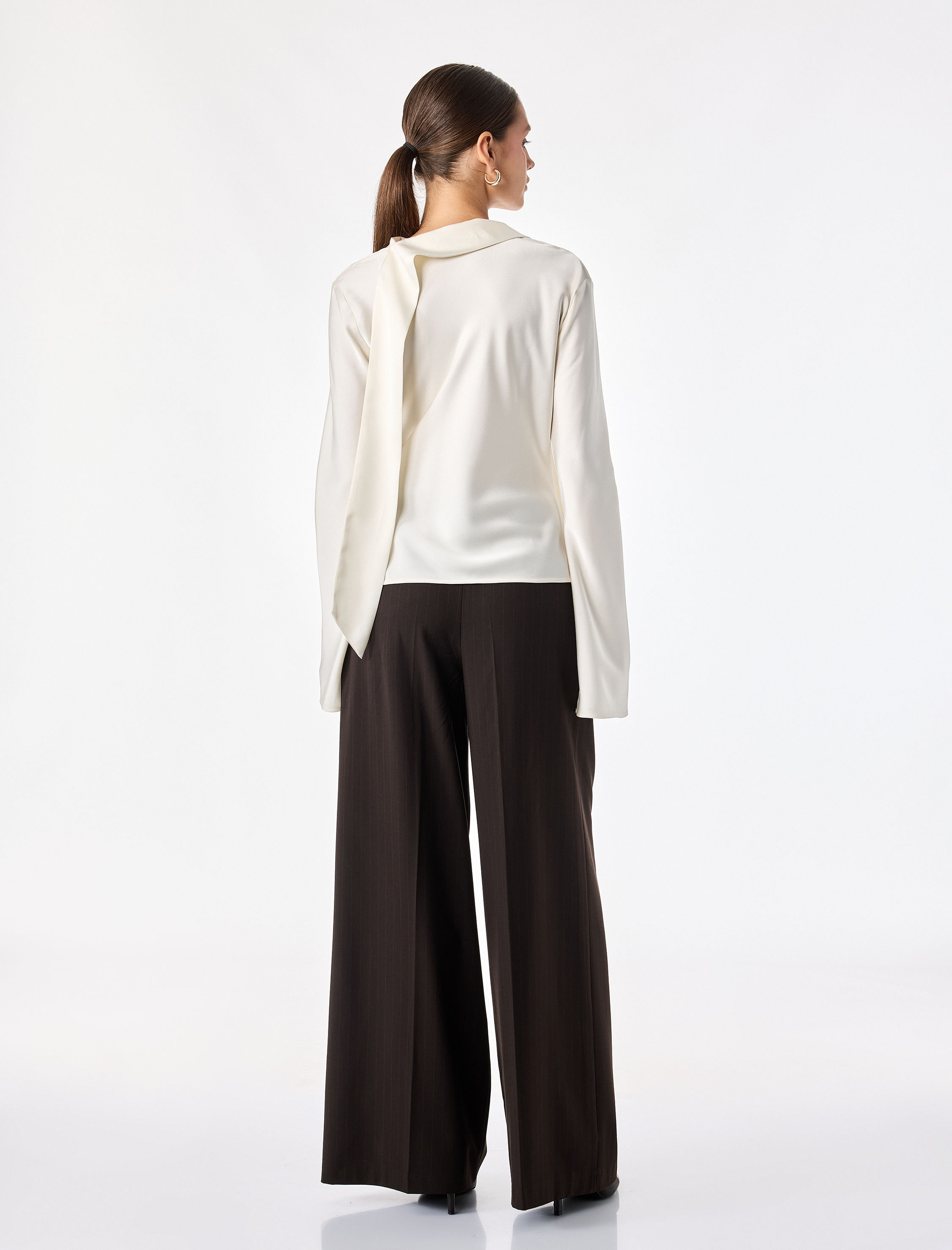   Asimetrik Bağlamalı Degaje Yaka Uzun Kollu Saten Bluz